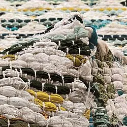 Kludetæppe - Lindby (gul/multi)