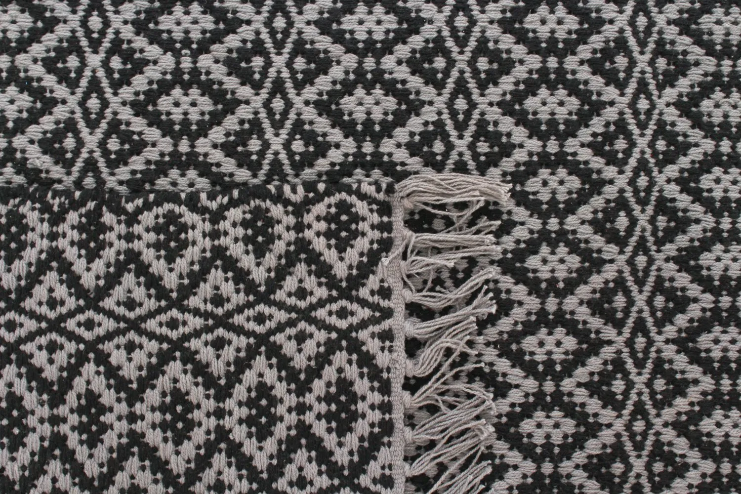 Kludetæppe - Lykke (grå/sort-grå)