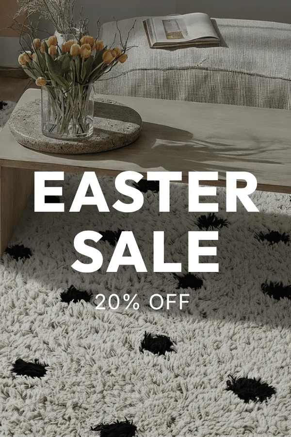 Elegant, blød ryatæppe i varme efterårsfarver, der giver stuen en indbydende og stilfuld stemning.