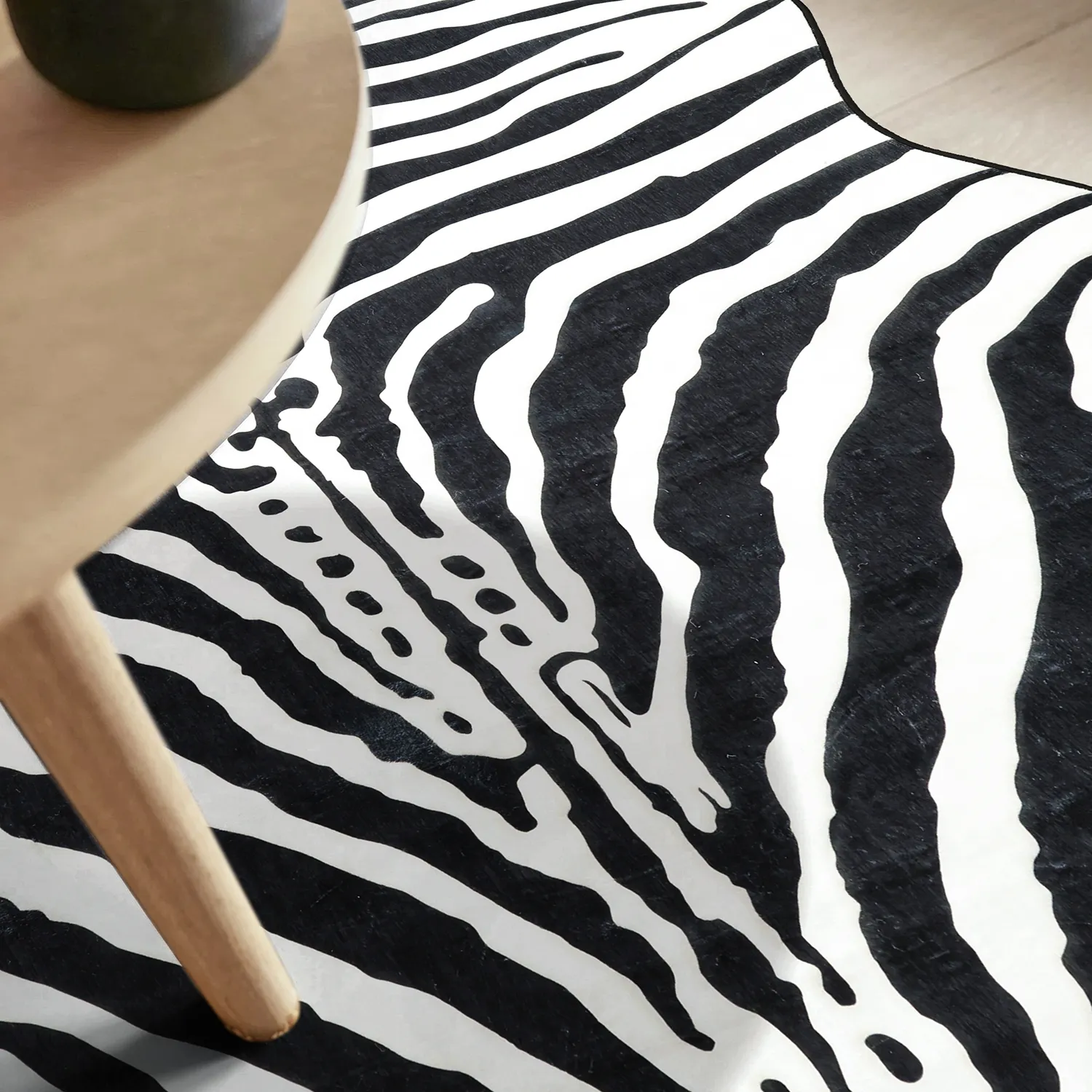 Bølget Wilton tæppe - Zebra (sort/hvid)